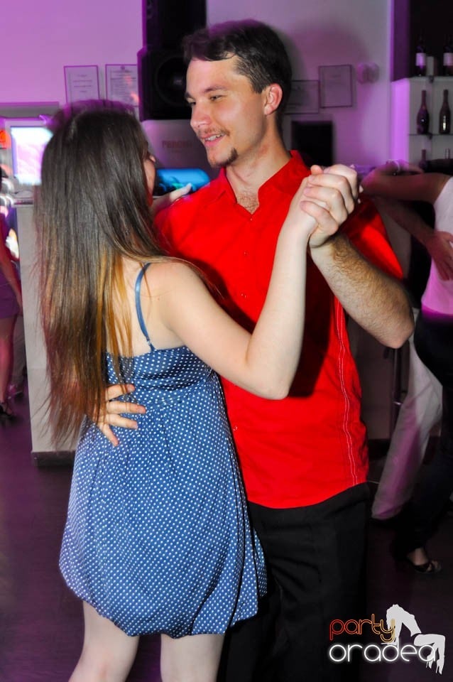 Seară de dans în Blondy's Art Café, 