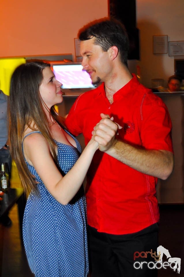 Seară de dans în Blondy's Art Café, 