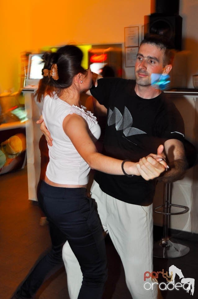 Seară de dans în Blondy's Art Café, 