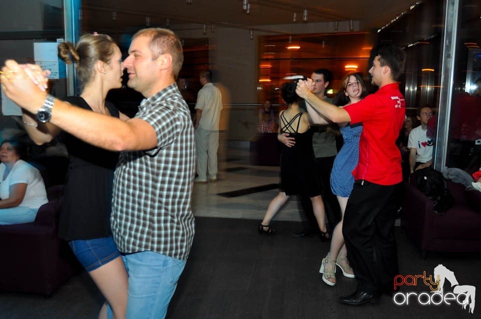 Seară de dans în Blondy's Art Café, 