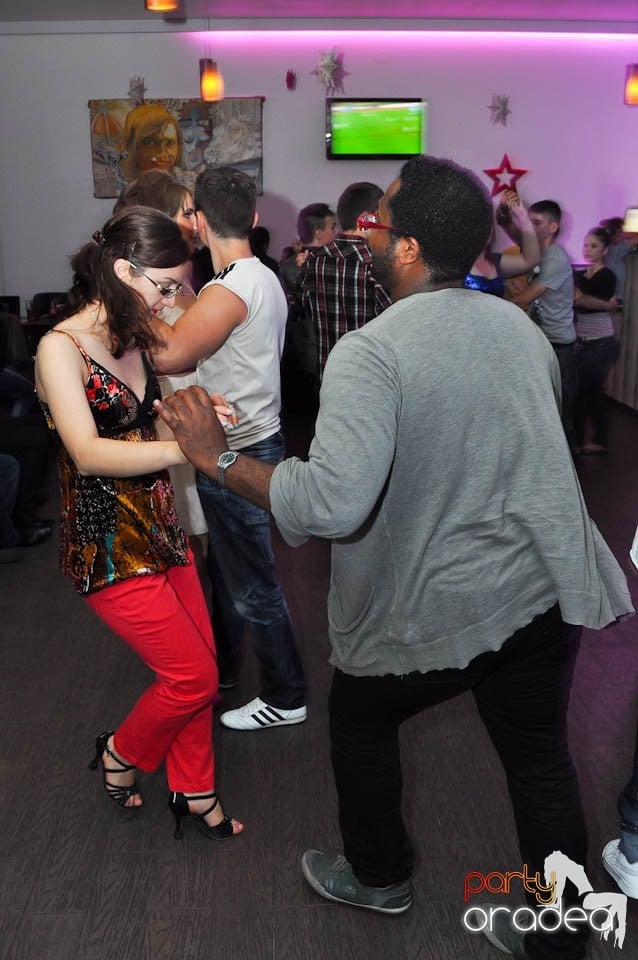 Seară de dans în Blondy's Art Café, 