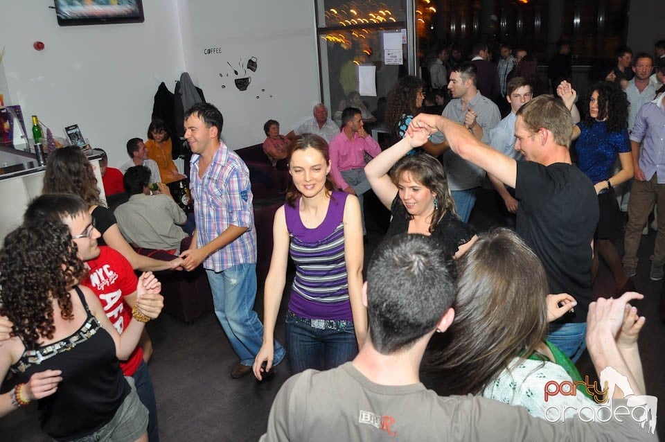 Seară de dans în Blondy's Art Café, 