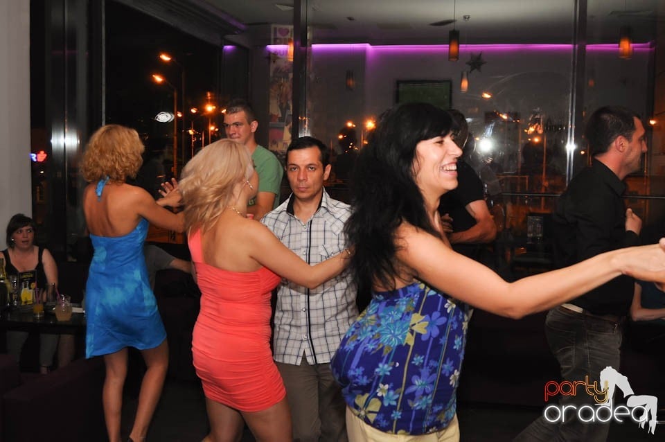 Seară de dans în Blondy's Art Café, 