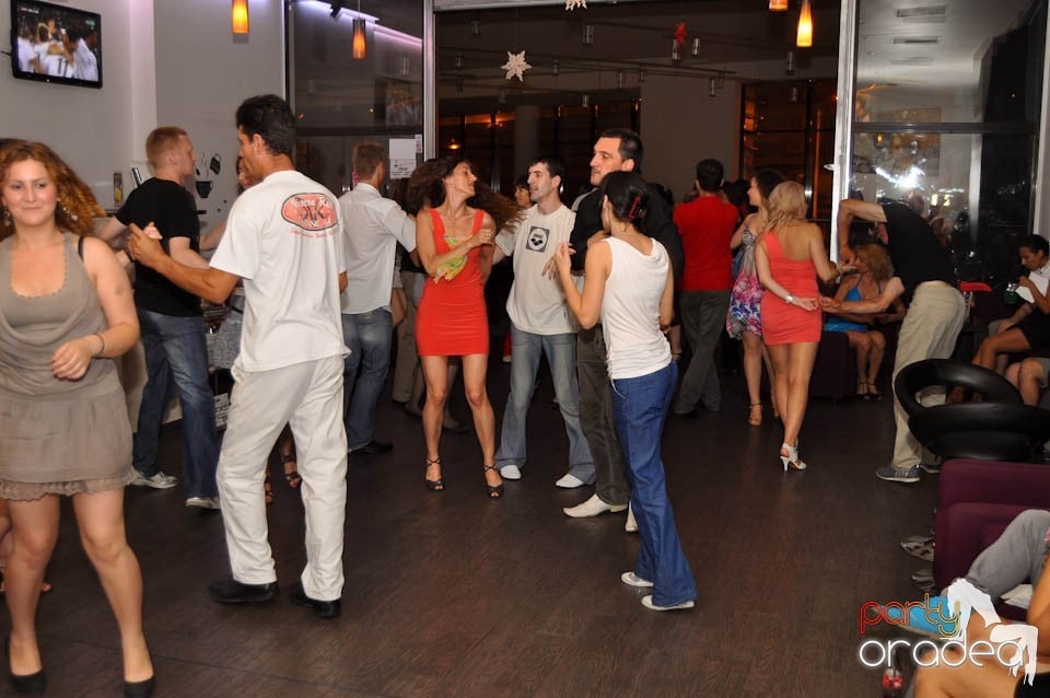 Seară de dans în Blondy's Art Café, 