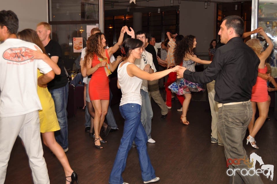 Seară de dans în Blondy's Art Café, 