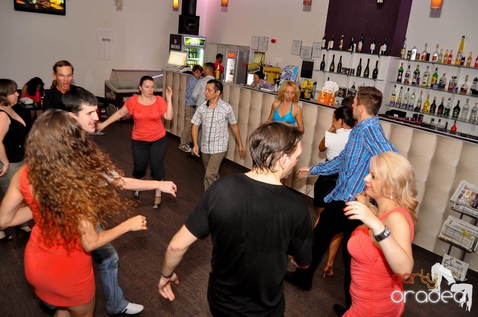 Seară de dans în Blondy's Art Café, 