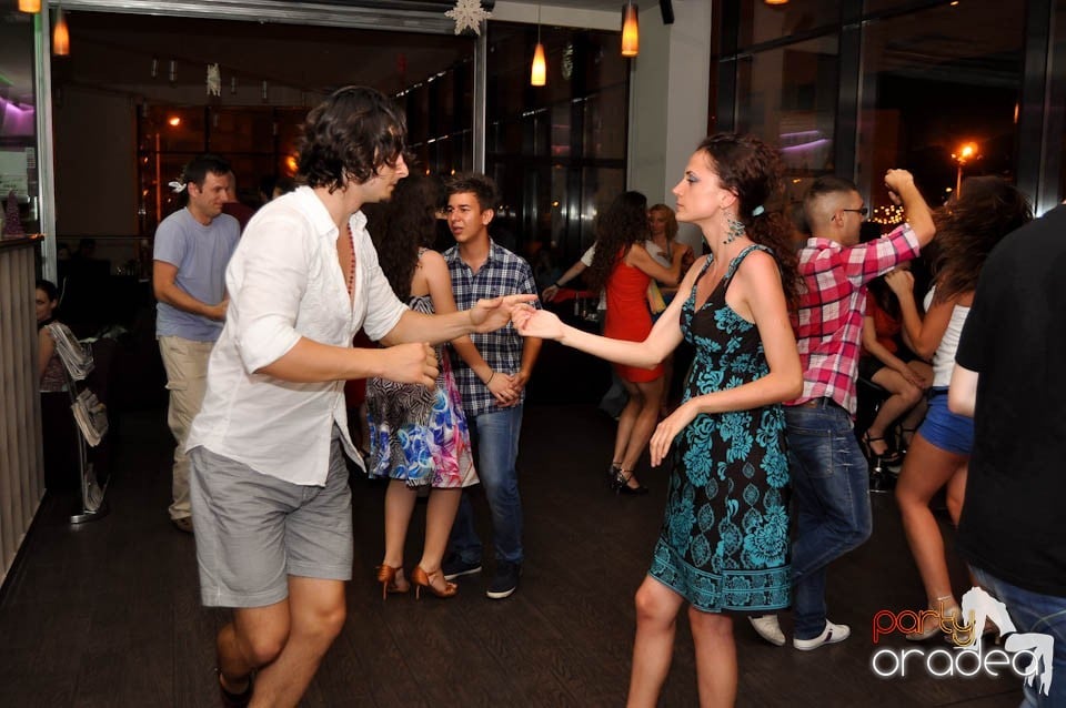 Seară de dans în Blondy's Art Café, 