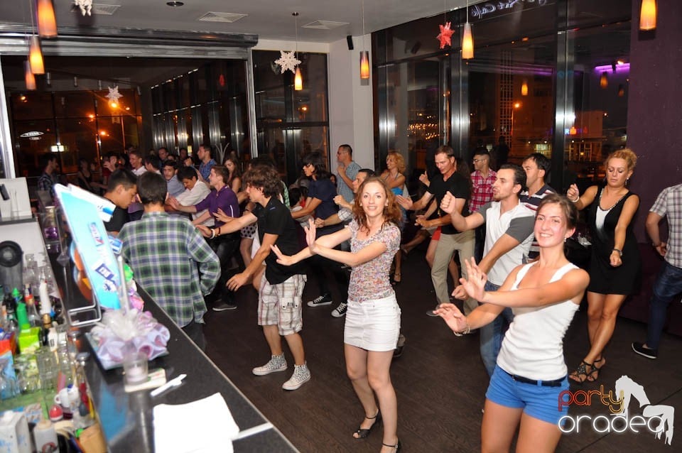 Seară de dans în Blondy's Art Café, 