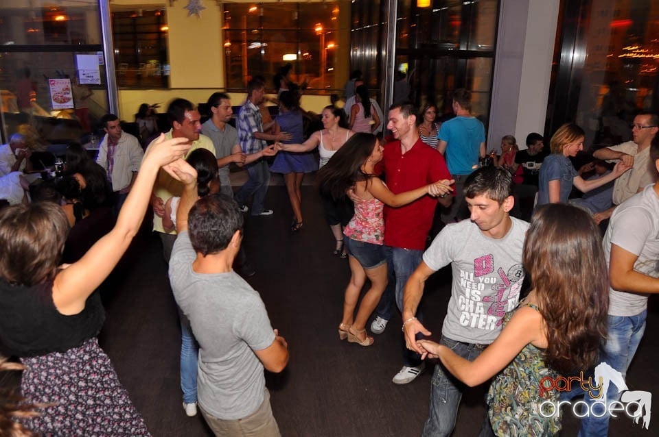 Seară de dans în Blondy's Art Café,