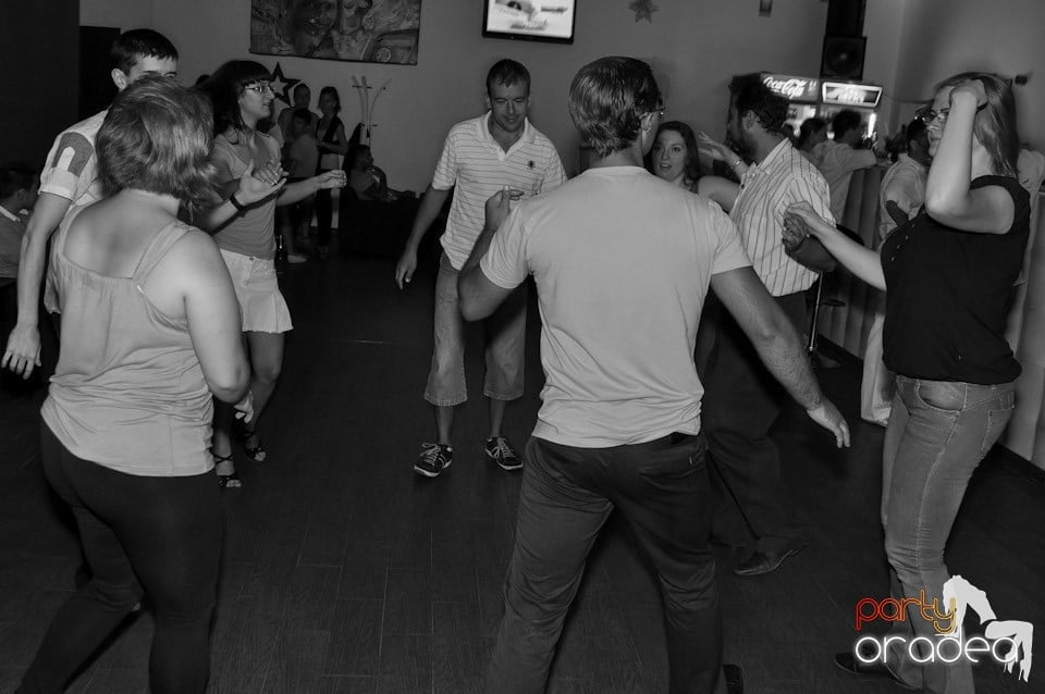 Seară de dans în Blondy's Art Café, 