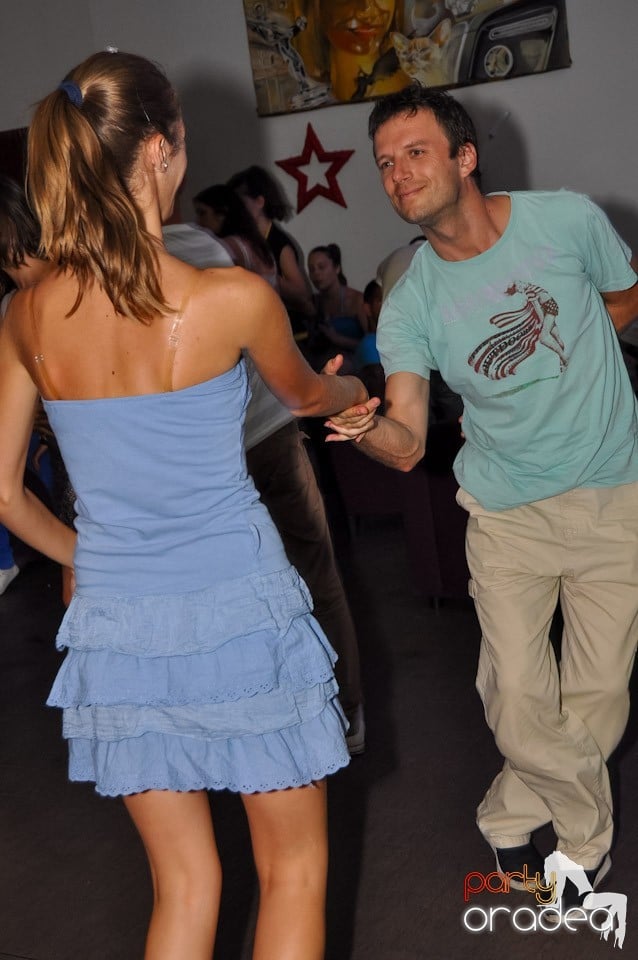 Seară de dans în Blondy's Art Café, 