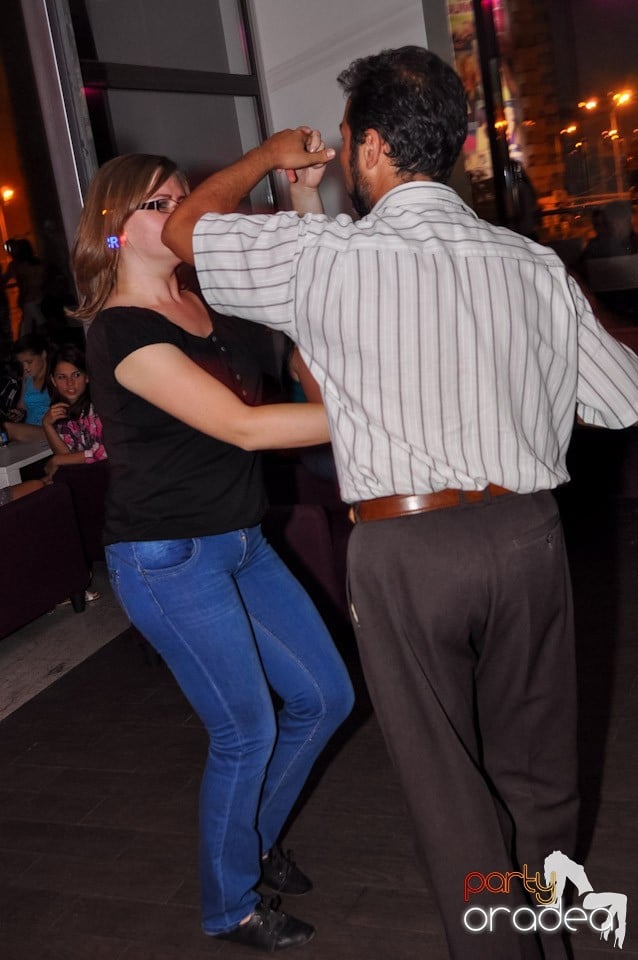 Seară de dans în Blondy's Art Café, 