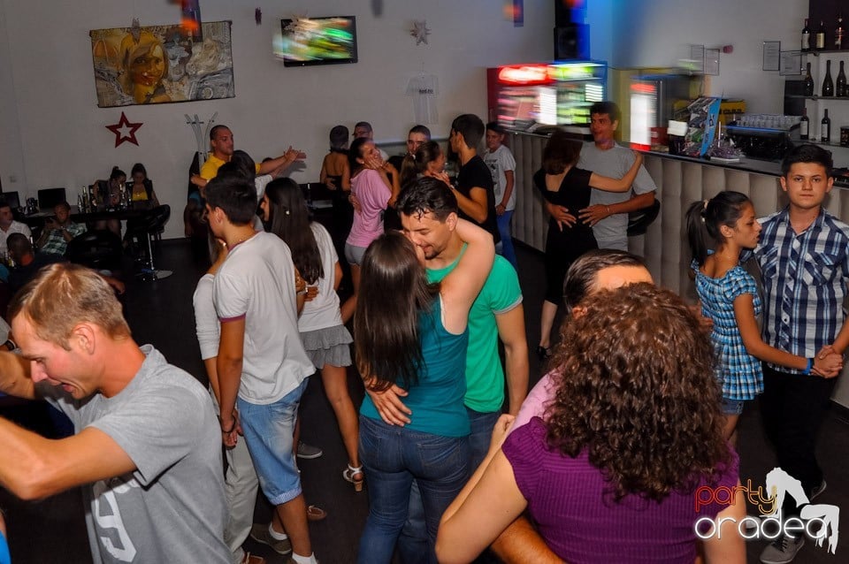 Seară de dans în Blondy's Art Café, 