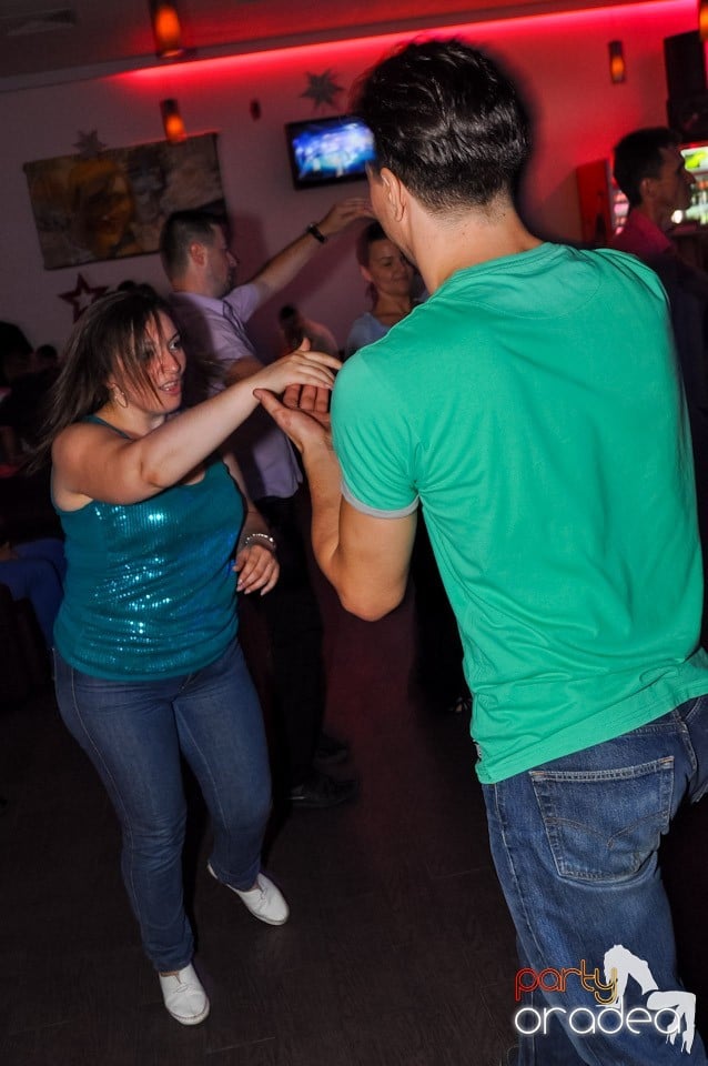 Seară de dans în Blondy's Art Café, 