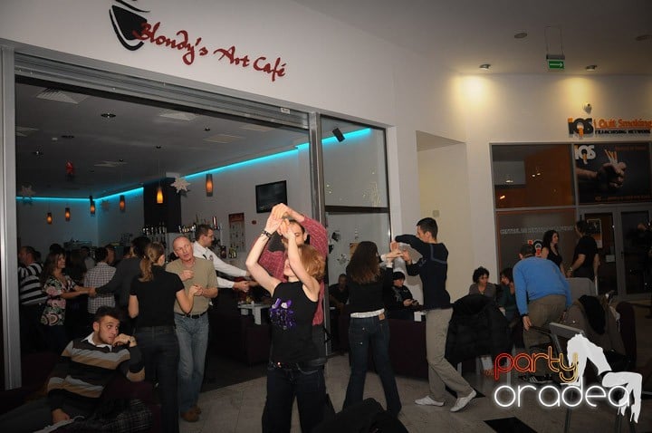 Seară de dans în Blondy's Art Café, 