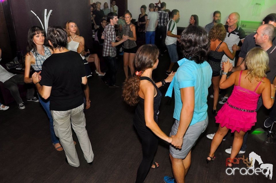 Seară de dans în Blondy's Art Café, 