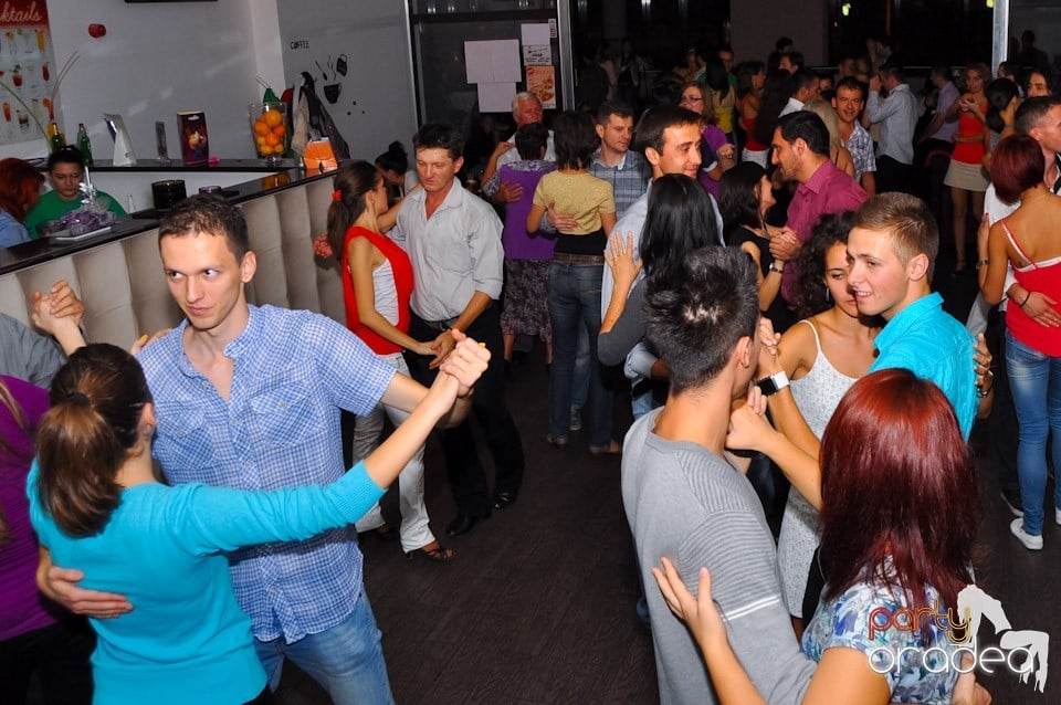 Seară de dans în Blondy's Art Café, 