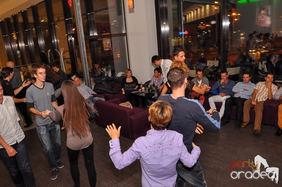 Seară de dans în Blondy's Art Café, 