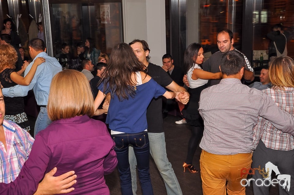 Seară de dans în Blondy's Art Café, 