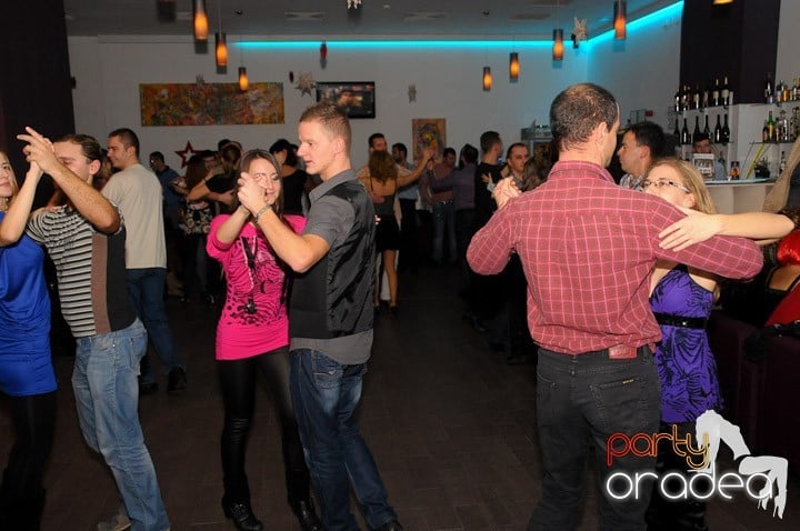 Seară de dans în Blondy's Art Café, 