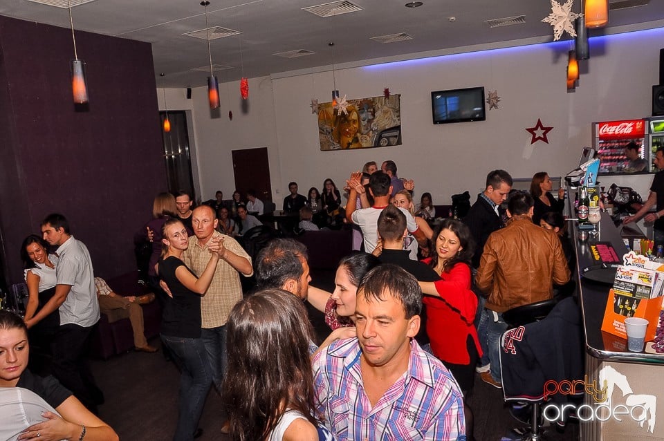 Seară de dans în Blondy's Art Café, 