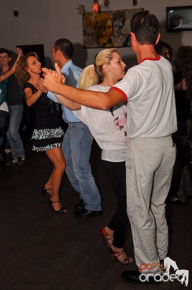 Seară de dans în Blondy's Art Café, 