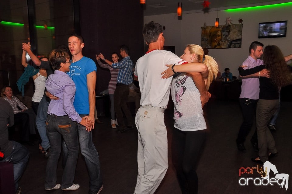 Seară de dans în Blondy's Art Café, 