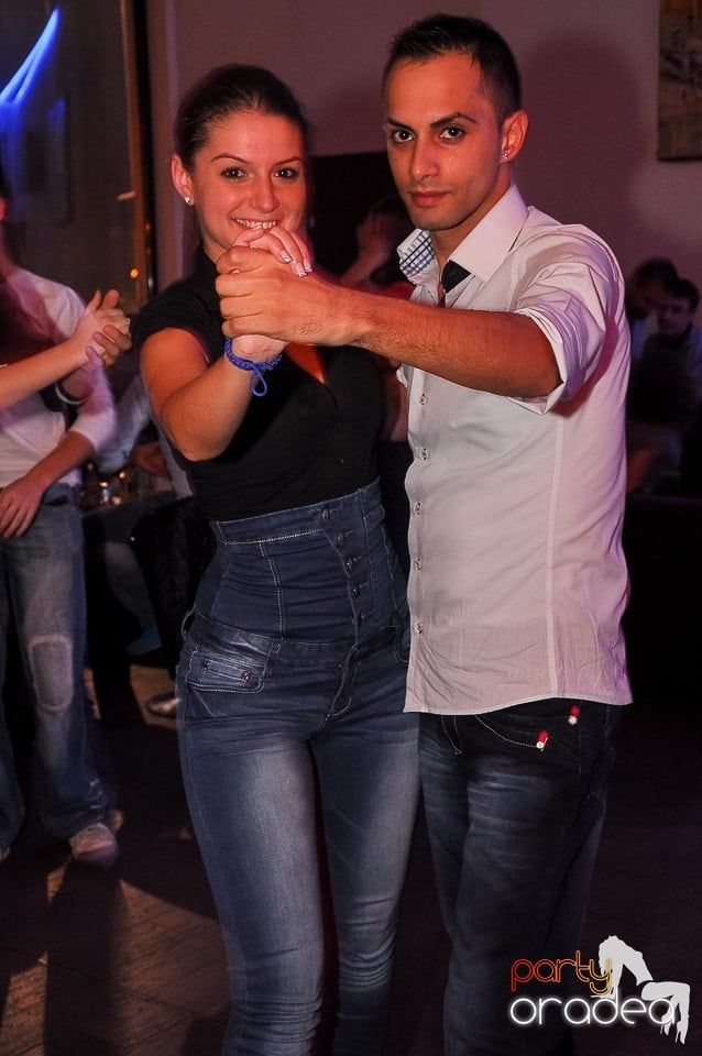 Seară de dans în Blondy's Art Café, 