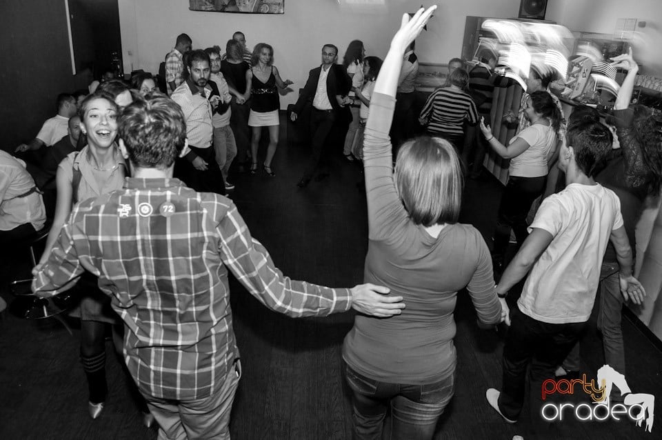 Seară de dans în Blondy's Art Café, 