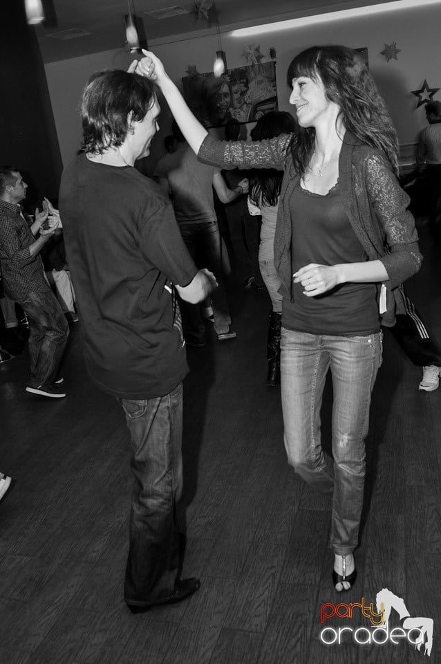 Seară de dans în Blondy's Art Café, 