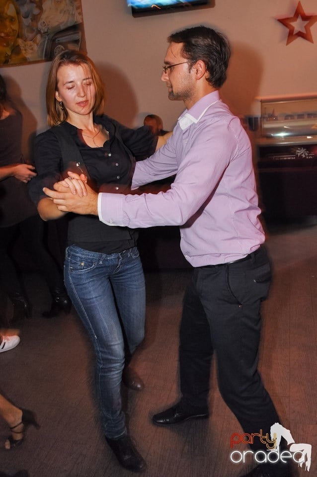 Seară de dans în Blondy's Art Café, 