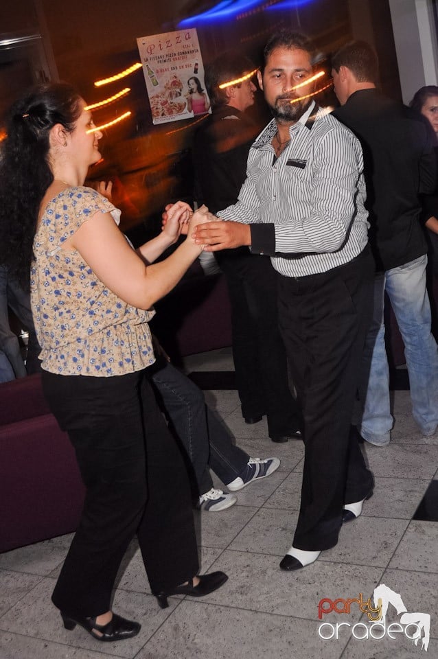 Seară de dans în Blondy's Art Café, 