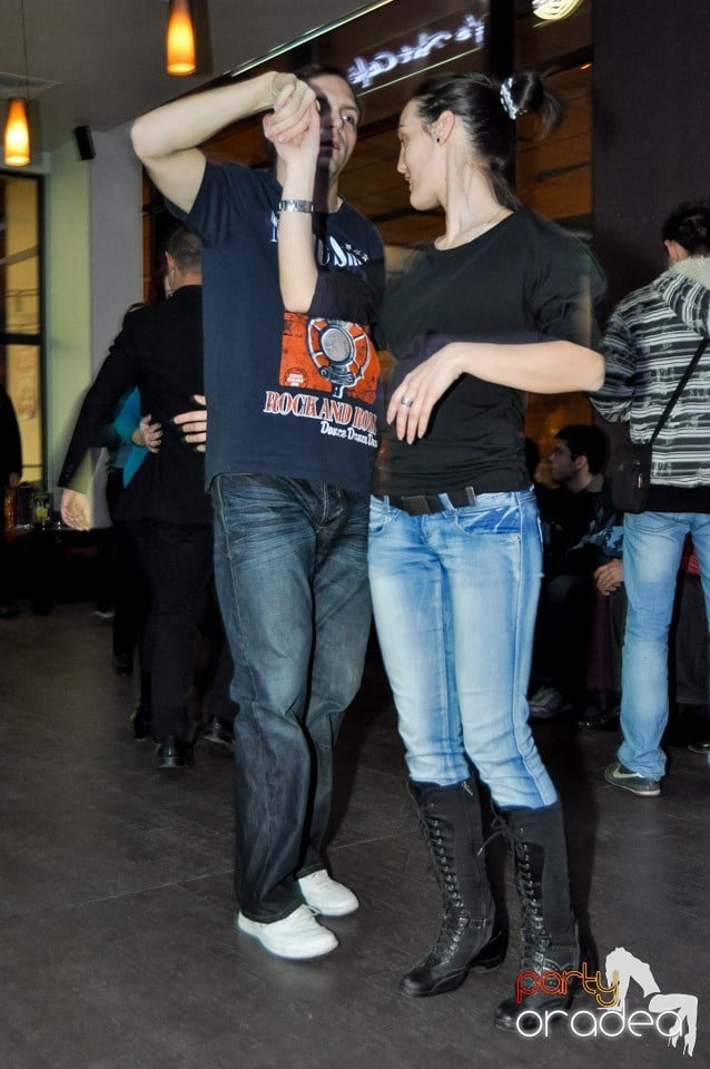 Seară de dans în Blondy's Art Café, 