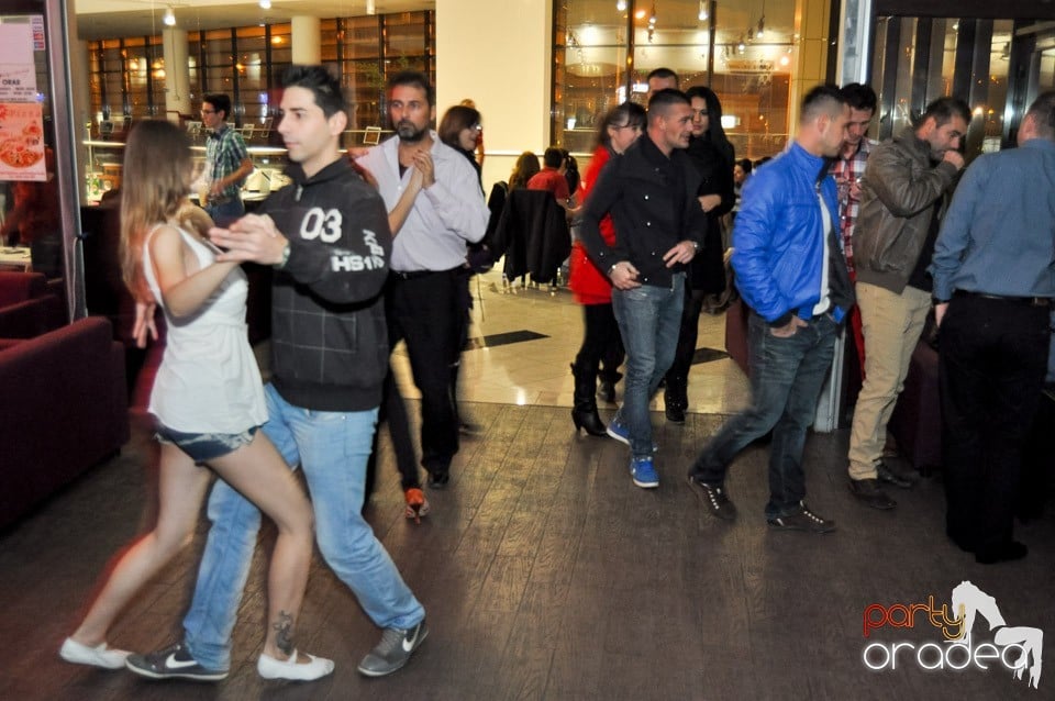 Seară de dans în Blondy's Art Café, 