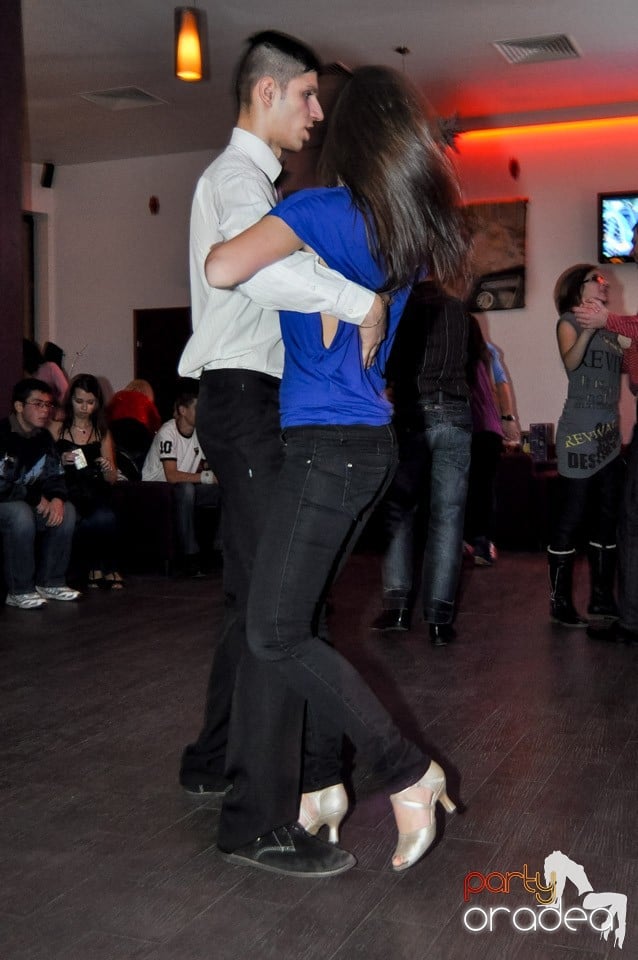 Seară de dans în Blondy's Art Café, 