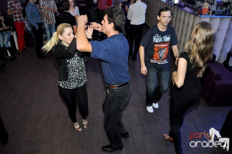 Seară de dans în Blondy's Art Café, 