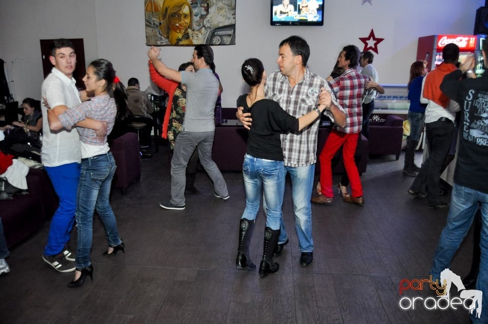 Seară de dans în Blondy's Art Café, 