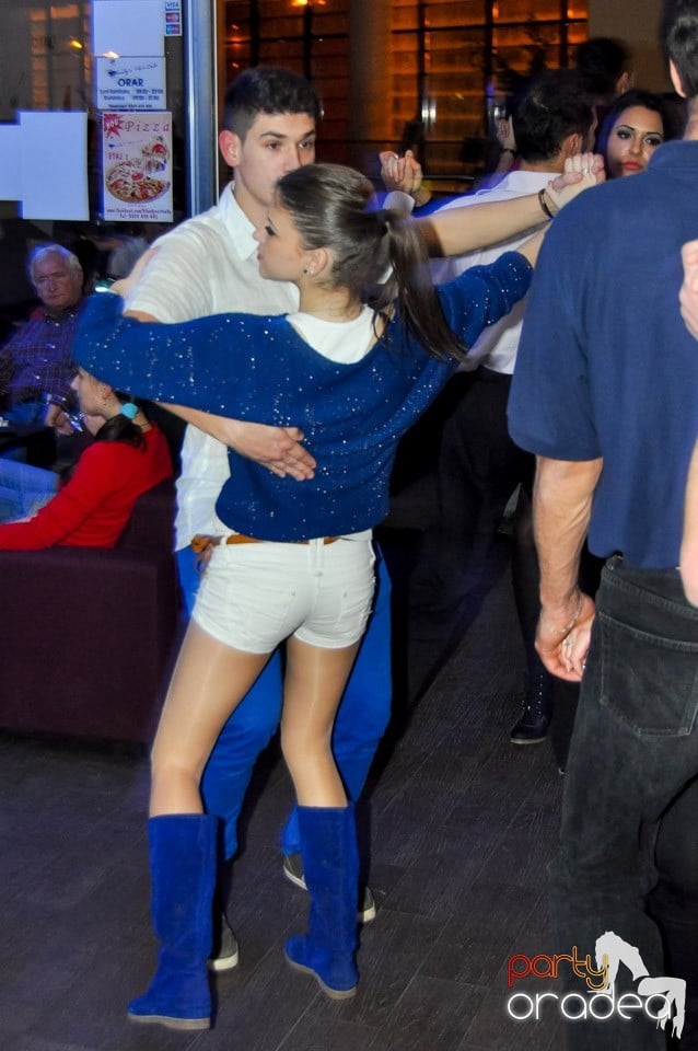 Seară de dans în Blondy's Art Café, 