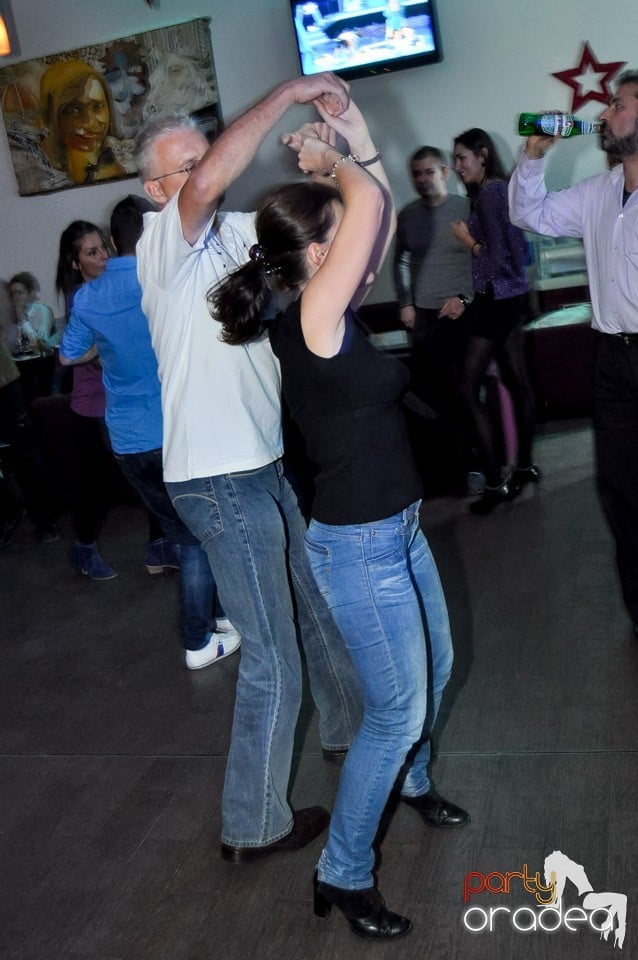 Seară de dans în Blondy's Art Café, 