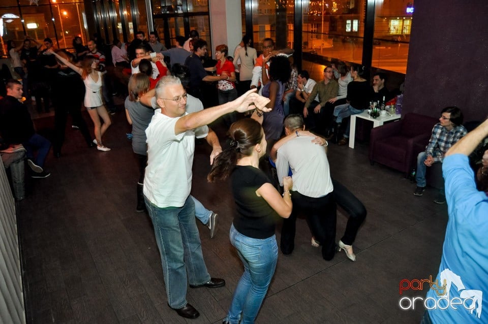 Seară de dans în Blondy's Art Café, 