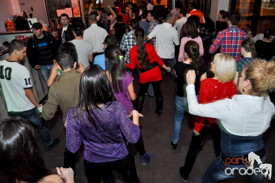 Seară de dans în Blondy's Art Café, 