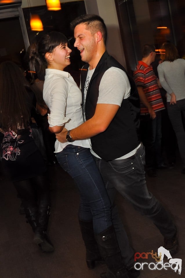 Seară de dans în Blondy's Art Café, 