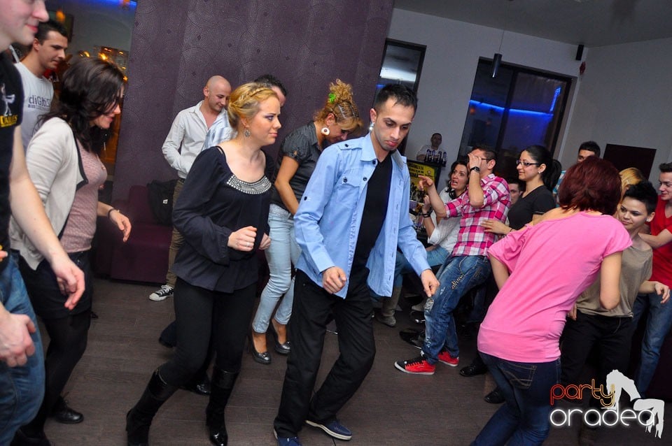 Seară de dans în Blondy's Art Café, 