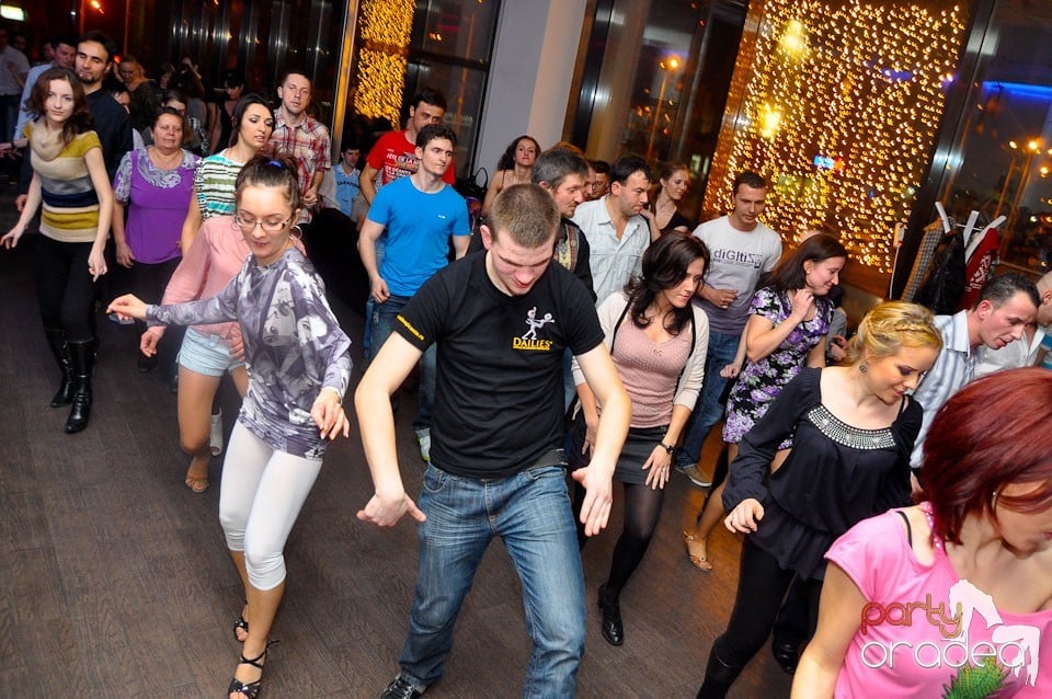 Seară de dans în Blondy's Art Café, 