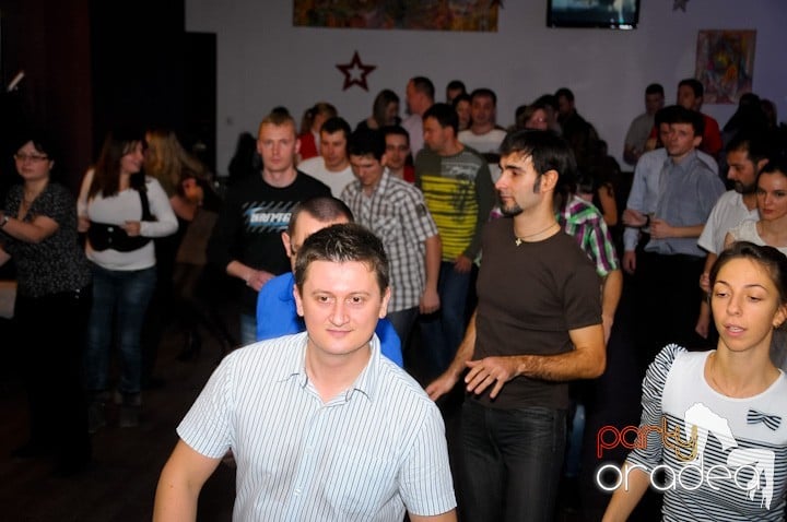 Seară de dans în Blondy's Art Café, 