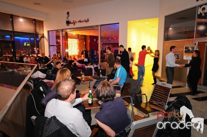 Seară de dans la Blondy's Art Cafe,