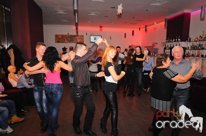 Seară de dans la Blondy's Art Cafe,