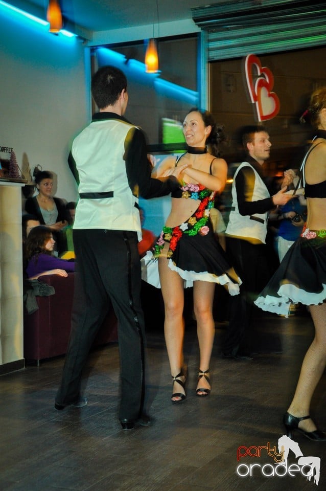 Vineri dansam in Blondy's,