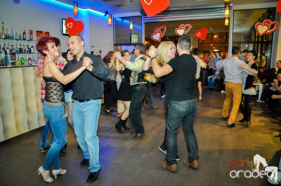 Vineri dansam in Blondy's, 