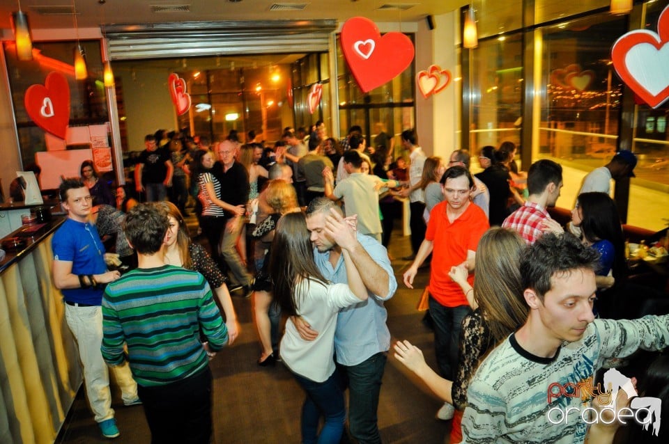 Vineri dansam in Blondy's, 